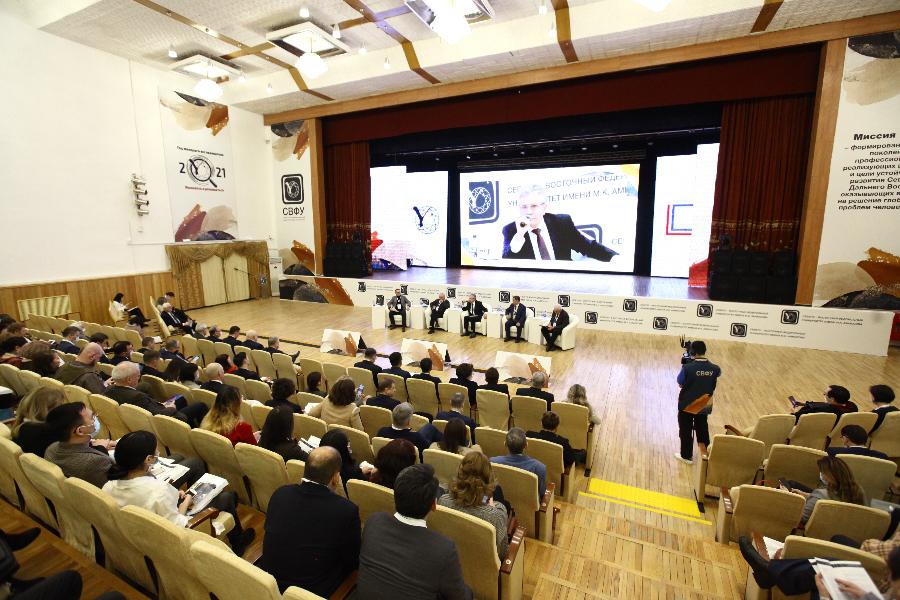 Стратегические интересы России, цифровизацию, а также «почему холод это классно», обсудили в Якутске