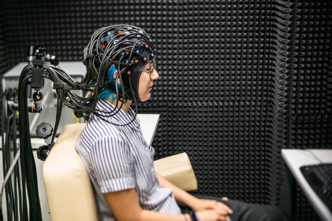 Иллюстрация к новости: Роборука, лазеры и магнитная стимуляция: как исследователи Вышки изучают работу мозга