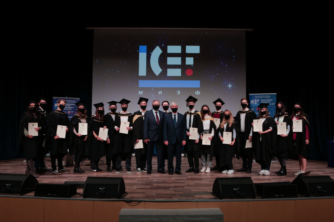 Иллюстрация к новости: МИЭФ провел выпускную церемонию в Центре культур Вышки