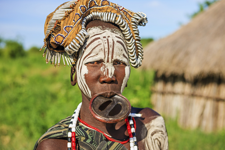 Женщина из африканского племени мурси, которому будет посвящен один из фильмов фестивальной программы