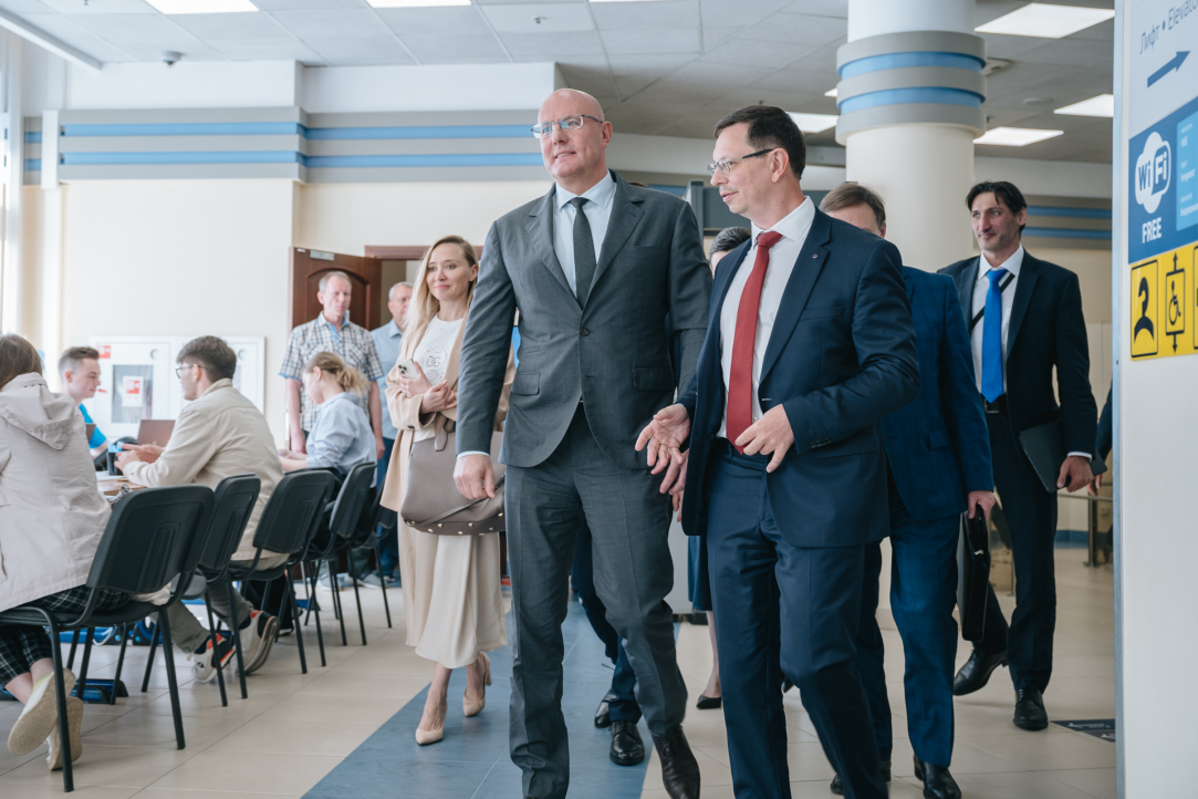 Иллюстрация к новости: Вице-премьер Дмитрий Чернышенко посетил Высшую школу экономики