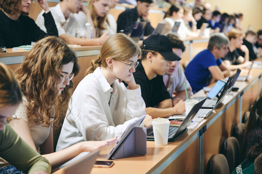 Иллюстрация к новости: Студенты со всей России пройдут интенсив по компьютерным наукам от ВШЭ и «Яндекса»