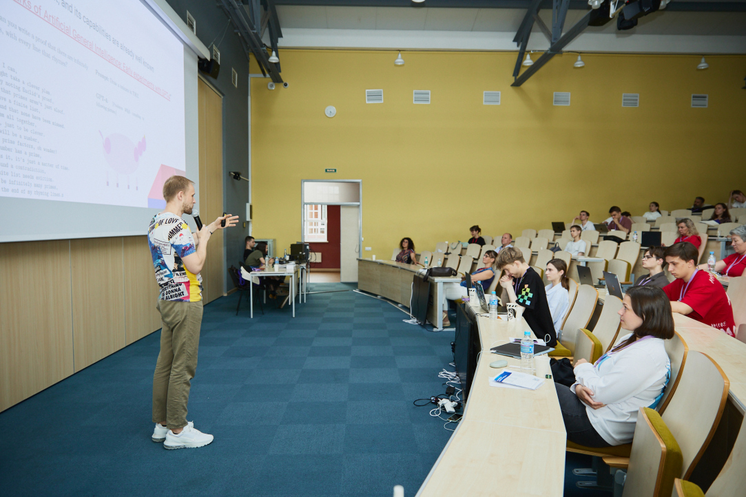 Иллюстрация к новости: В питерской Вышке завершилась школа-конференция по ИИ