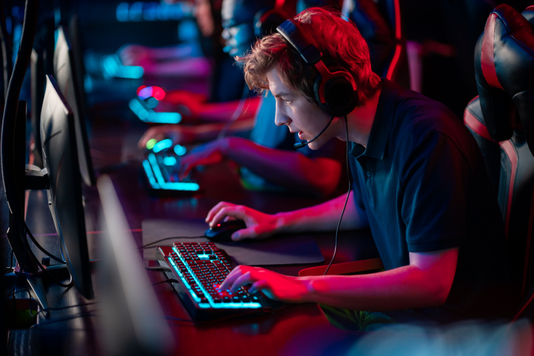 Esports Players Play Better Online