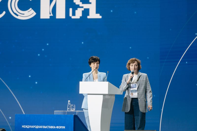 Maria Molodchik (right)