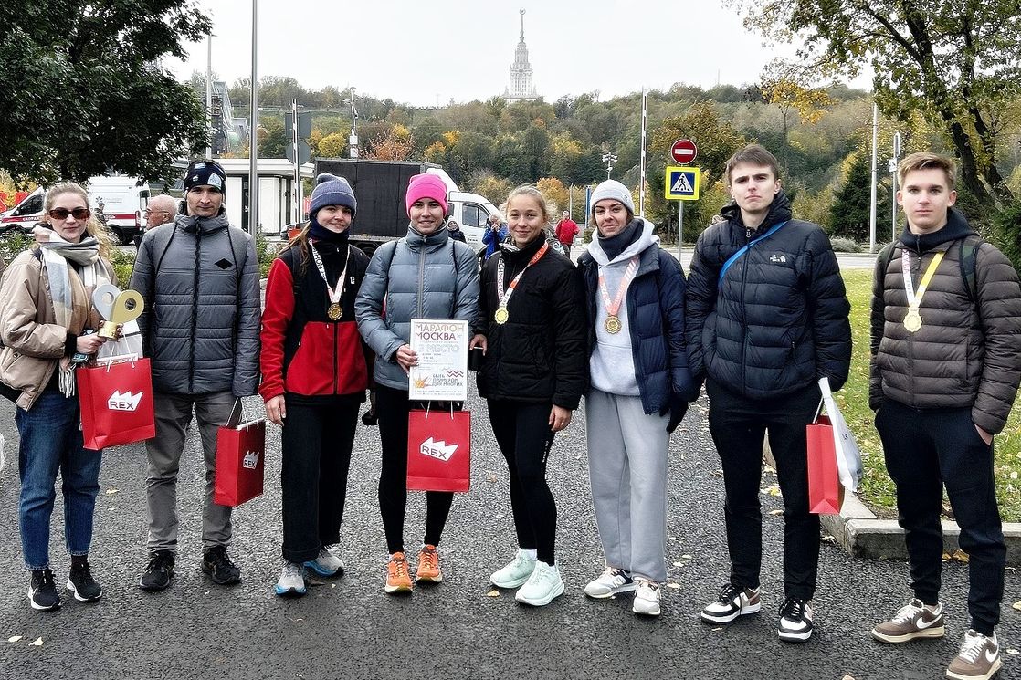 Елизавета Бобок третья слева